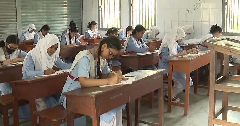 পরীক্ষা দিচ্ছে শিক্ষার্থীরা